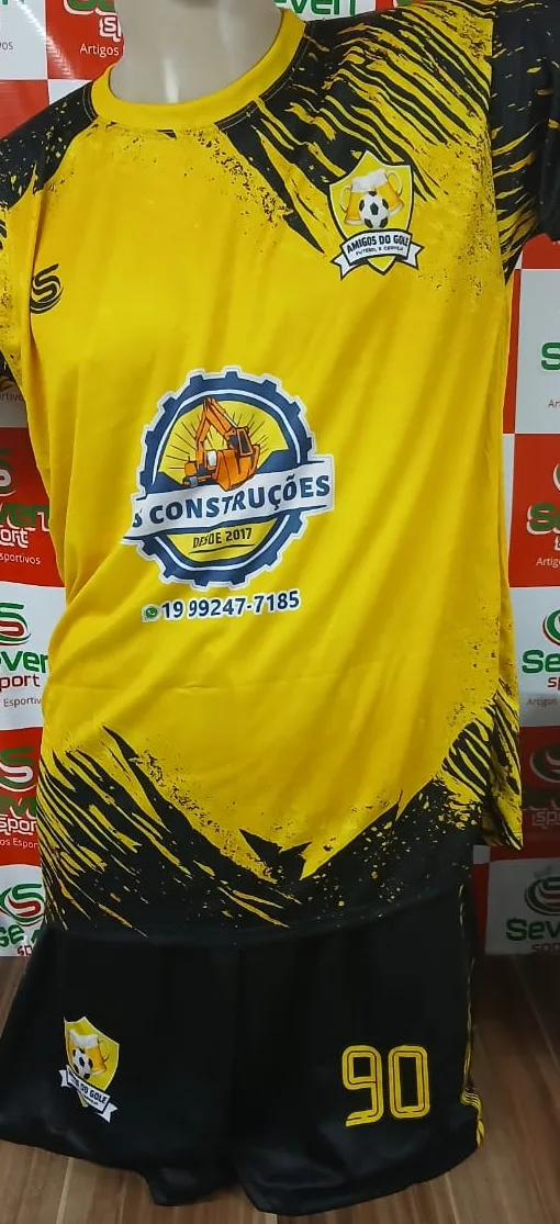 Uniforme personalizado do time Amigos do Gole, frente da camisa com shorts e meião.