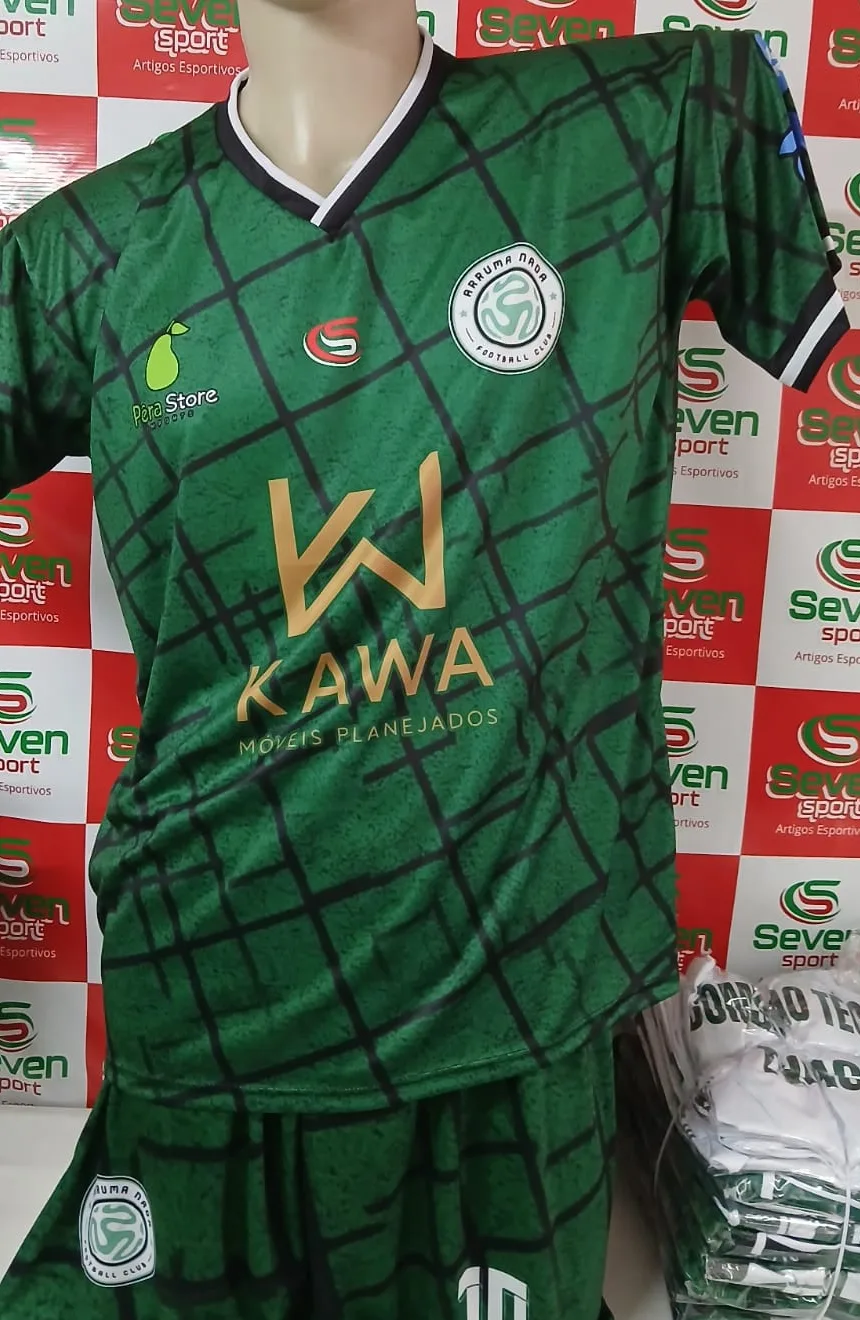 Uniforme personalizado do time Arruma Nada FC: frente e costas da camisa, com shorts, escudo e numeração.
