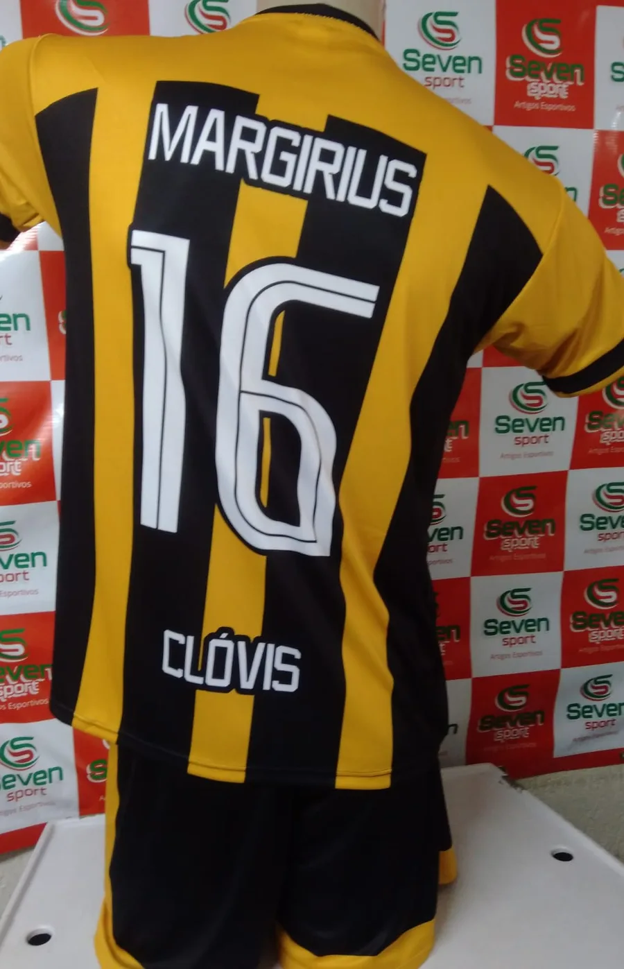 Uniforme personalizado do time Margirius, costas da camisa com nome e numeração.
